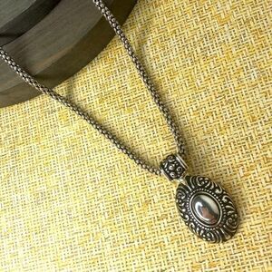 Avon silver toned pendant necklace.